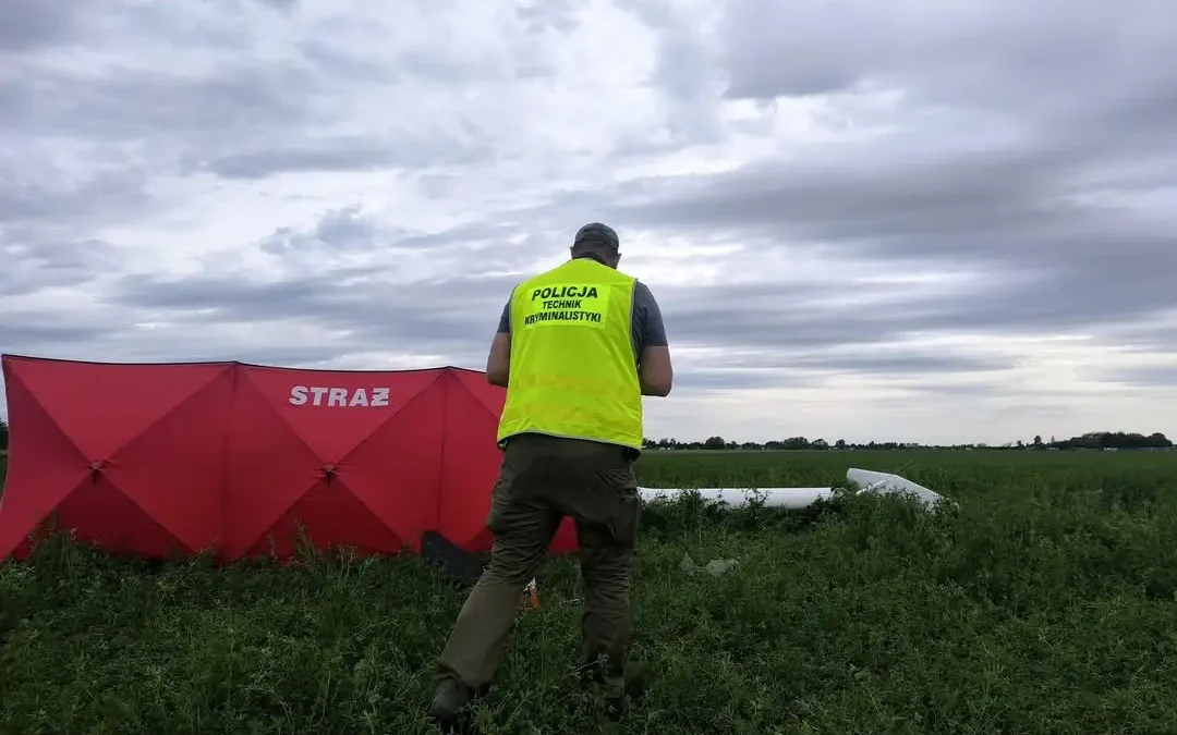 Wypadek szybowca w Lesznie. 67-latek uderzył w ziemię