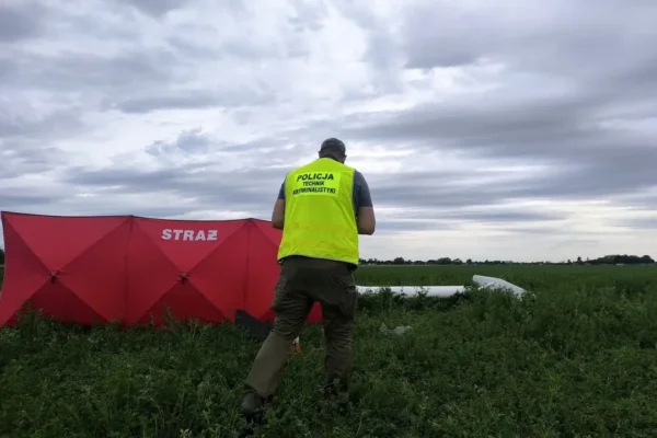 Wypadek szybowca w Lesznie. 67-latek uderzył w ziemię