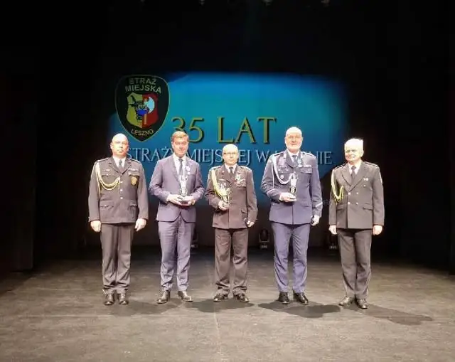 35-lecie Straży Miejskiej w Lesznie: odznaczenia dla policjantów i podziękowania za współpracę