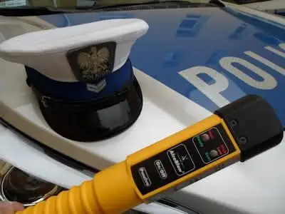 Ponad promil alkoholu i wątpliwe uprawnienia – policja zatrzymała kierowcę Volkswagena