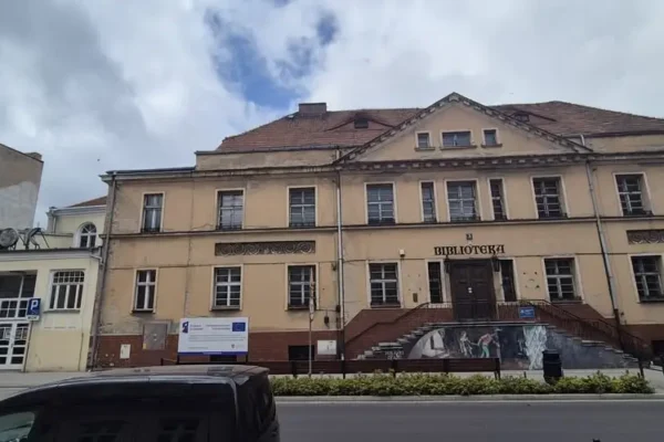 Rozbiórka MOK w Lesznie: frontowe ściany stoją, trwają prace na zapleczu