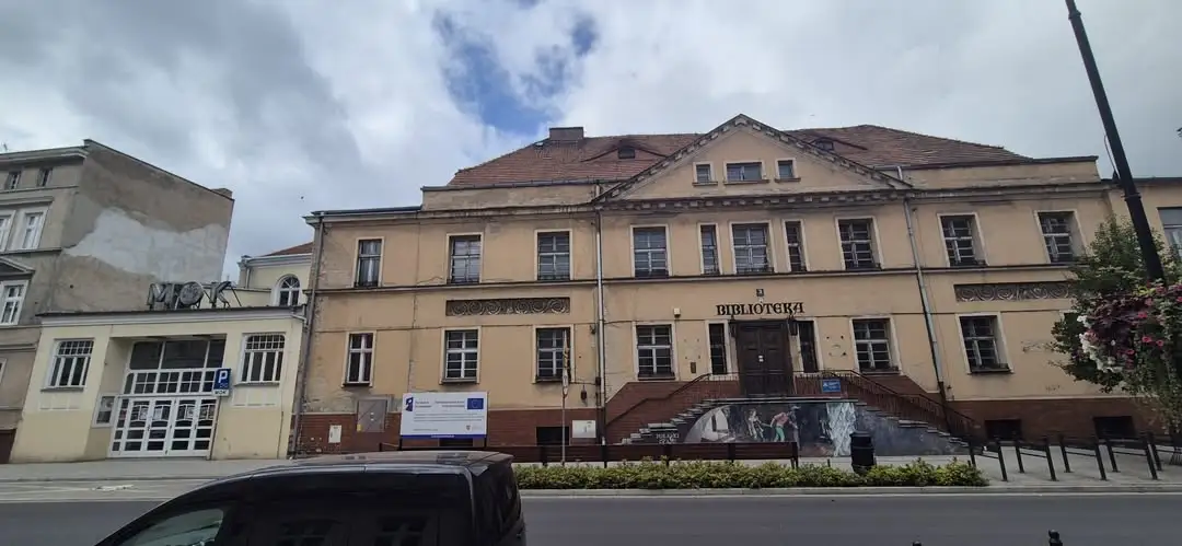 Rozbiórka MOK w Lesznie: frontowe ściany stoją, trwają prace na zapleczu