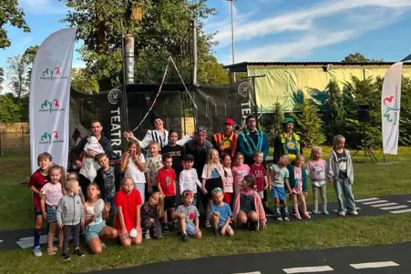 Ekologiczny spektakl w parku we Włoszakowicach – „Ekoplemię” zachwyciło najmłodszych
