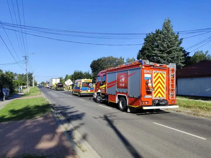 Zderzenie dostawczaka z ciężarówką w Plewniaku. Jedna osoba ranna