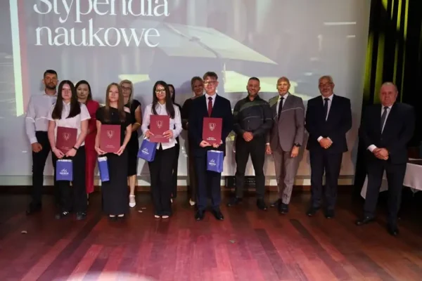 Uroczyste wręczenie nagród Burmistrza Osiecznej dla uczniów z Kąkolewa i Świerczyny