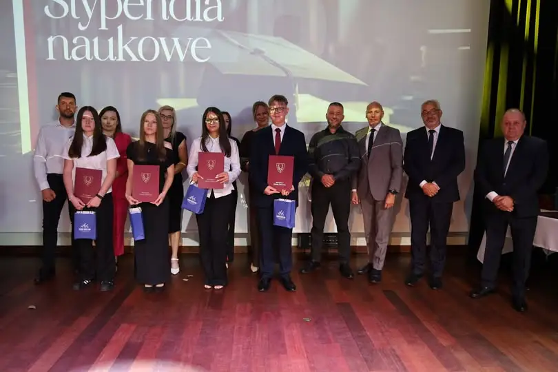Uroczyste wręczenie nagród Burmistrza Osiecznej dla uczniów z Kąkolewa i Świerczyny