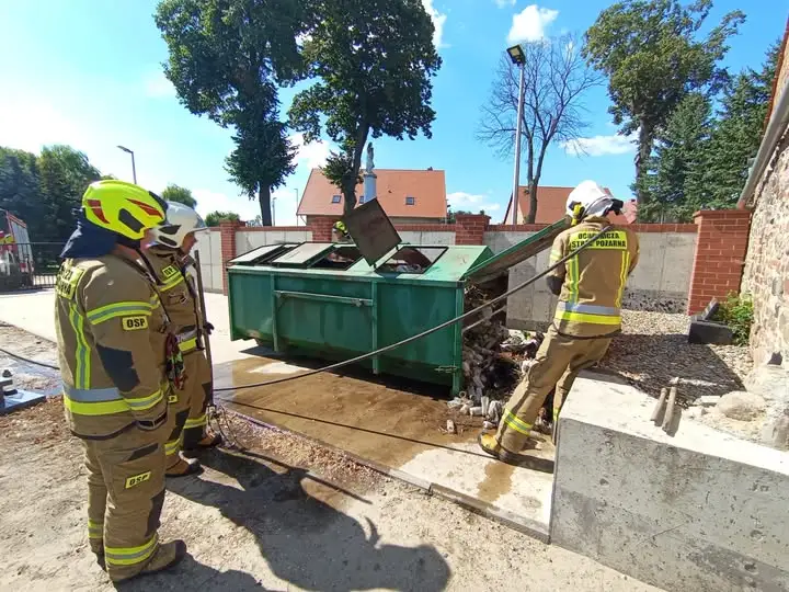 Pożar kontenera na cmentarzu w Święciechowie – interwencja OSP