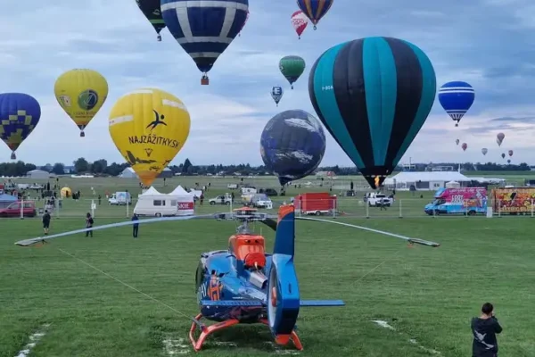 Druhowie z OSP Świeciechowa czuwali nad bezpieczeństwem podczas startów balonów w Lesznie