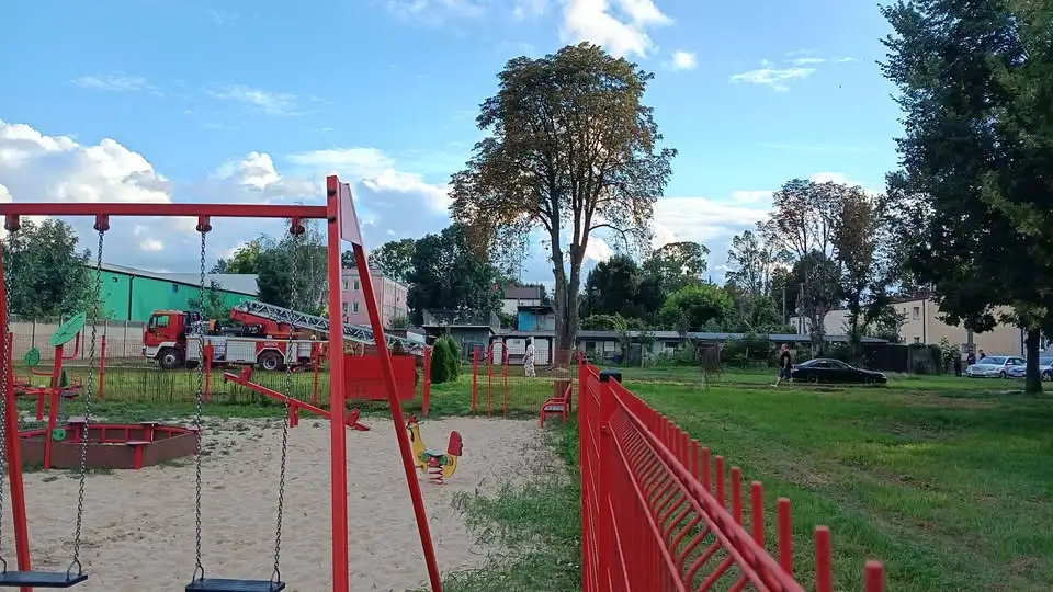 Gniazdo owadów przy placu zabaw – interwencja OSP Leszno i Zaborów