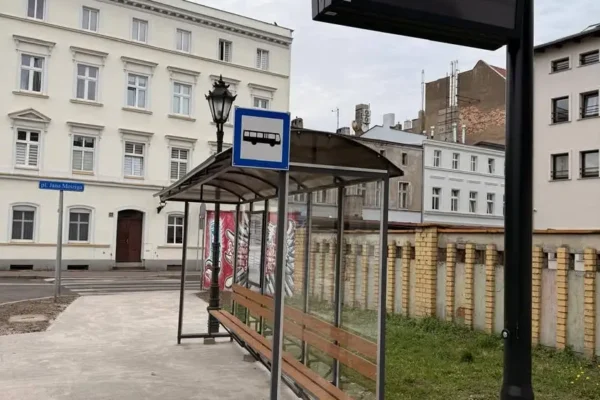 Przystanek Krasińskiego w nowej lokalizacji z wiatą i ławkami