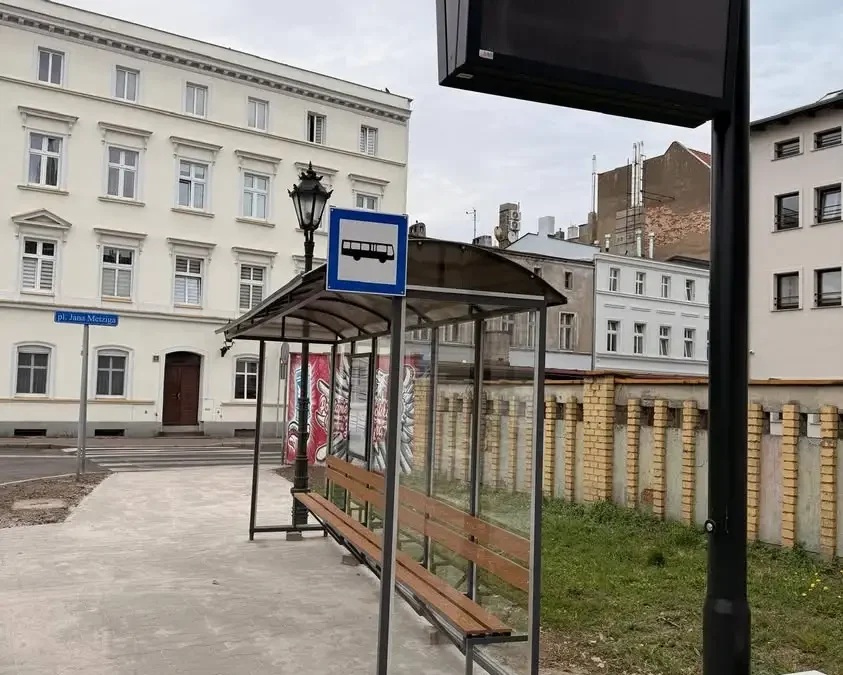 Przystanek Krasińskiego w nowej lokalizacji z wiatą i ławkami