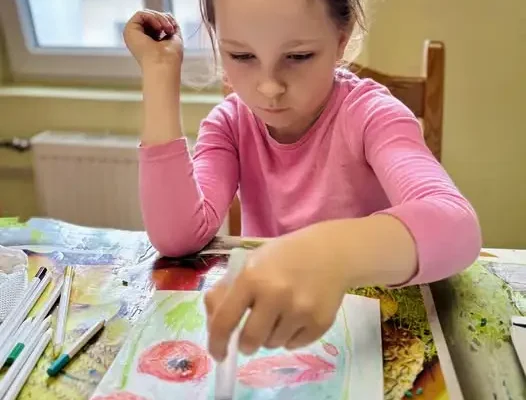 Kwiatowe inspiracje na zajęciach plastycznych w MOK Leszno