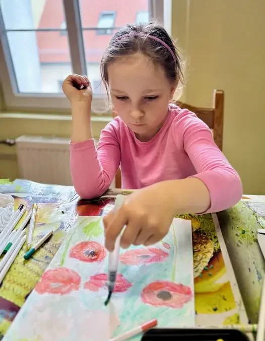 Kwiatowe inspiracje na zajęciach plastycznych w MOK Leszno