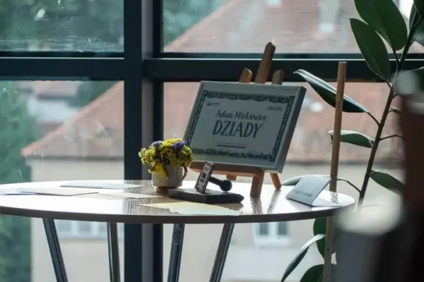 Narodowe Czytanie „Dziadów” w Lesznie – mieszkańcy, radni i działacze społeczni czytali wspólnie