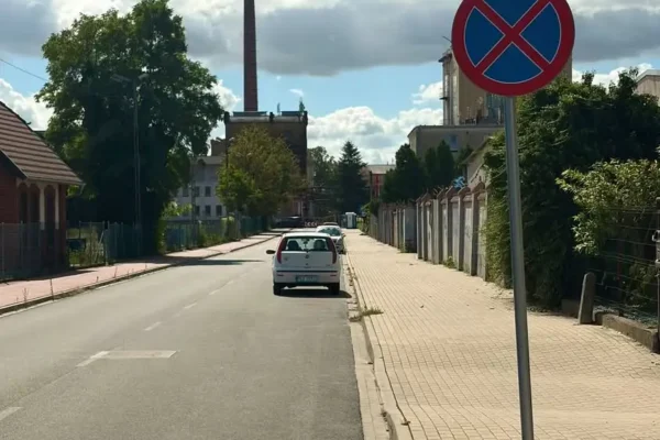 Nowe oznakowanie na ul. Kilińskiego w Lesznie – koniec z parkowaniem przy skrzyżowaniu