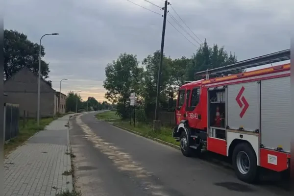 Plama substancji ropopochodnej na ul. Sportowej w Krzemiemiewie — interwencja OSP