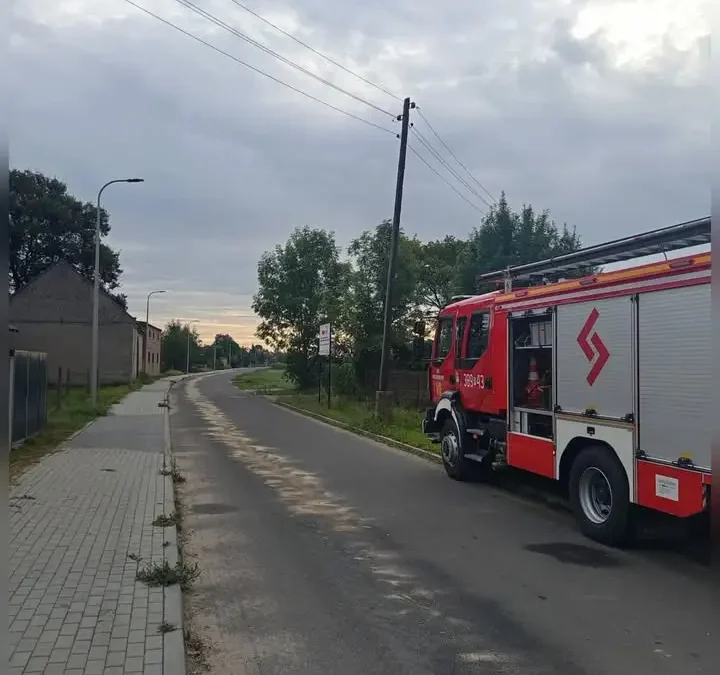 Plama substancji ropopochodnej na ul. Sportowej w Krzemiemiewie — interwencja OSP