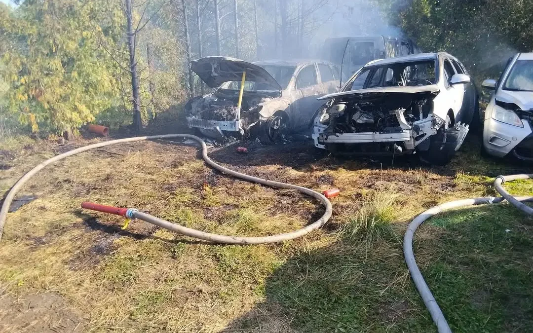 Pożar czterech samochodów w Przybyszewie. Interweniowały OSP Święciechowa i JRG Leszno