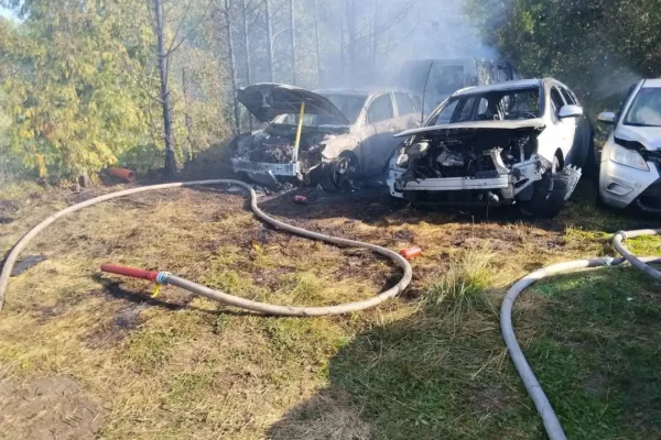 Pożar czterech samochodów w Przybyszewie. Interweniowały OSP Święciechowa i JRG Leszno