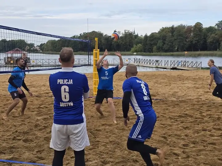 Turniej siatkówki plażowej policjantów na plaży w Osiecznej