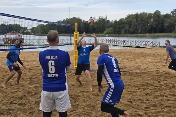 Turniej siatkówki plażowej w Osiecznej uczcił stulecie policji i dzielnicowych