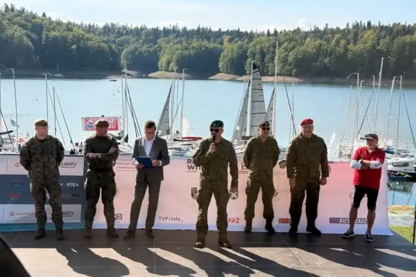 Regaty na Jeziorze Solińskim: żeglarze w mundurach i wojskowa grochówka