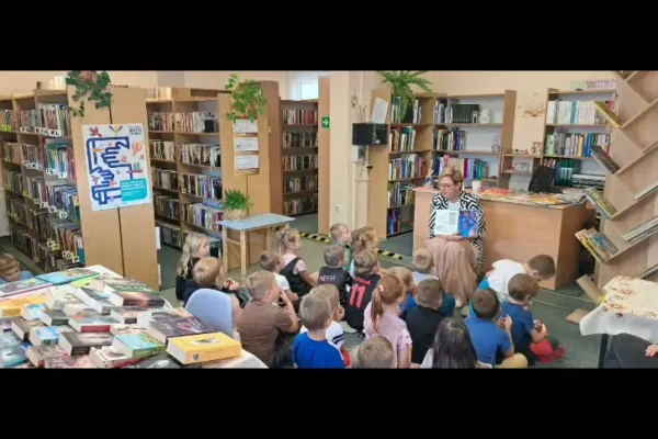 Jesienne czytanie w bibliotece w Krzycku Wielkim – przedszkolaki z wizytą