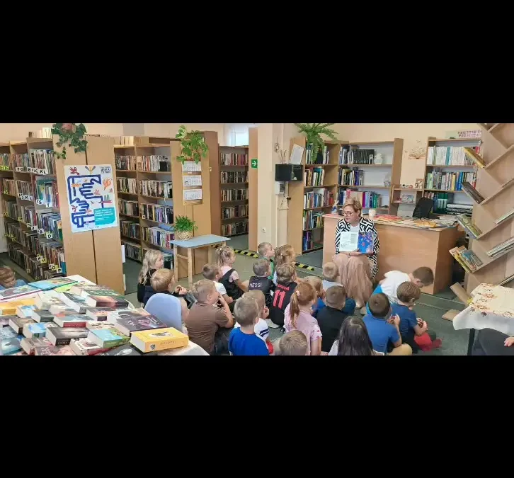 Jesienne czytanie w bibliotece w Krzycku Wielkim – przedszkolaki z wizytą
