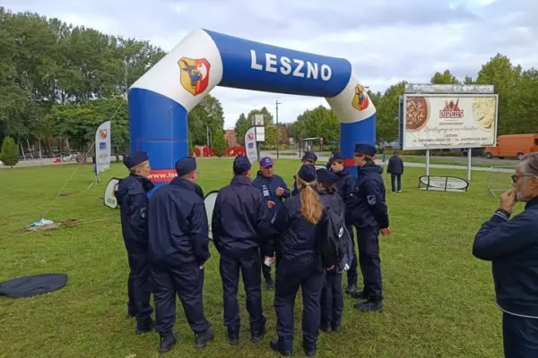 Uczniowie klasy policyjnej z Leszna w roli zabezpieczenia biegów przełajowych
