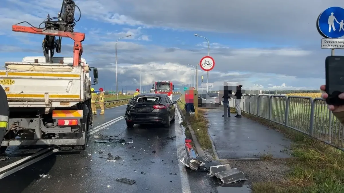 Kolizja drogowa przy węźle Leszno Zachód. Interweniowały OSP Święciechowa i JRG Leszno