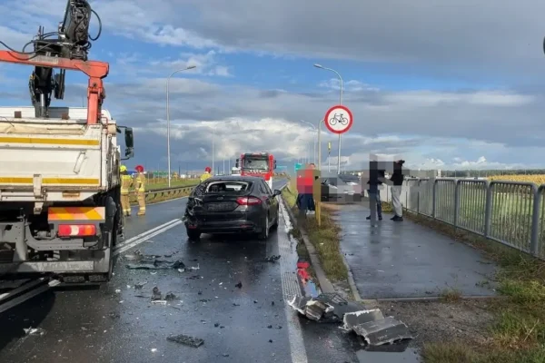 Kolizja drogowa przy węźle Leszno Zachód. Interweniowały OSP Święciechowa i JRG Leszno