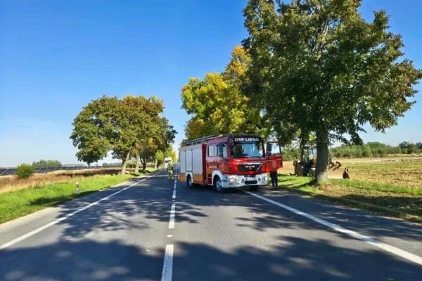 Złamana gałąź spadła na traktor w Karolewku – interwencja strażaków z OSP Lipno