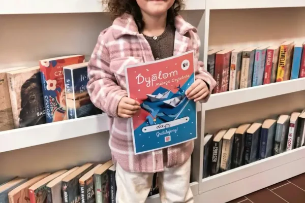 Laura pierwszą Małą Czytelniczką w nowym roku szkolnym w bibliotece w Rydzynie