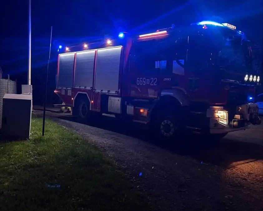 Plama substancji ropopochodnej na skrzyżowaniu w Lesznie — interweniowały OSP i PSP