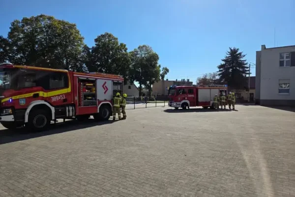 Próbna ewakuacja w Szkole Podstawowej w Święciechowie z udziałem strażaków OSP