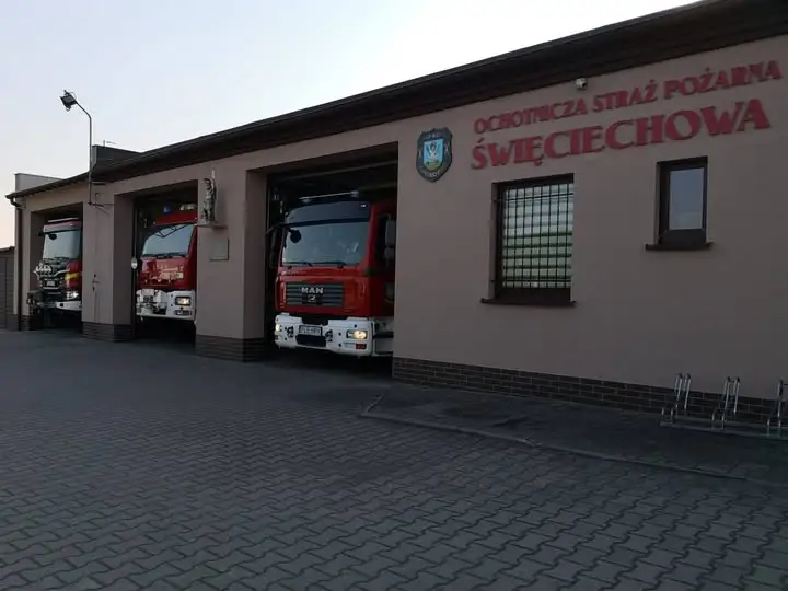 Druhowie OSP KSRG Święciechowa odnowili elewację remizy