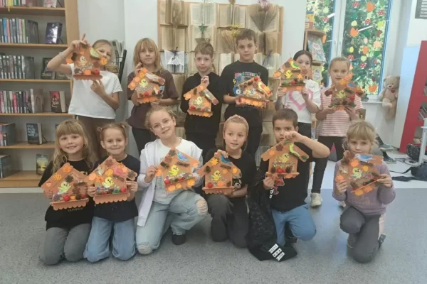 Jesienne warsztaty dla dzieci w Krzemieniewie – powstały karmniki dla ptaków