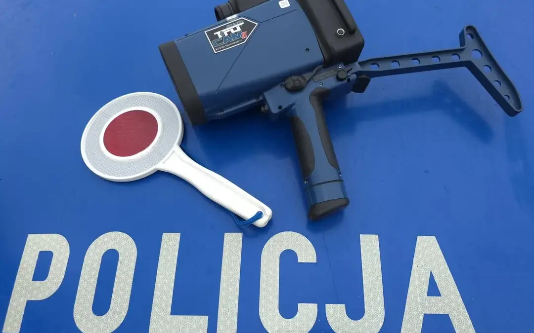 Trzech młodych kierowców straciło prawa jazdy na trzy miesiące po przekroczeniu prędkości w Lesznie