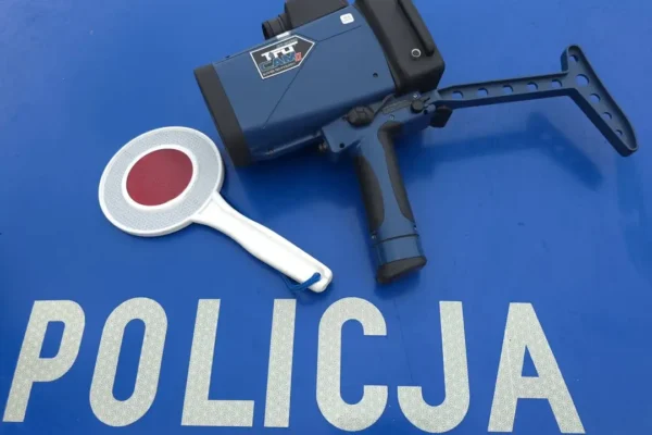 Trzech młodych kierowców straciło prawa jazdy na trzy miesiące po przekroczeniu prędkości w Lesznie