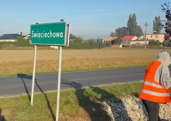 Uczniowie ze Święciechowy i Lasocic posadzili drzewa wzdłuż ścieżki rowerowej