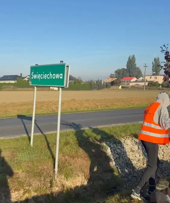 Uczniowie ze Święciechowy i Lasocic posadzili drzewa wzdłuż ścieżki rowerowej
