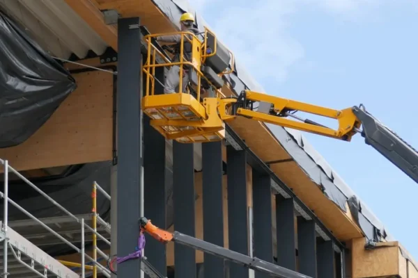 Nowy Akwawit w Lesznie: 550 m² przeszkleń i 123 szyby ważące po 300 kg każda