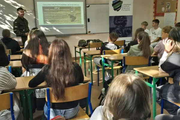 Wojskowi rekruterzy z Leszna odwiedzili ósmoklasistów w Kościanie