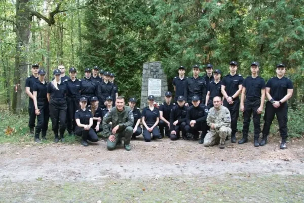 Marsz terenowy uczniów III LO w Lesznie – praktyczna lekcja służb mundurowych