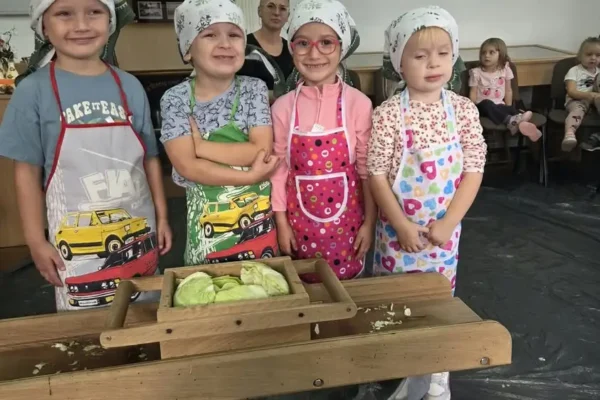 Przedszkolaki z Czacza kisiły kapustę w Izbie Regionalnej