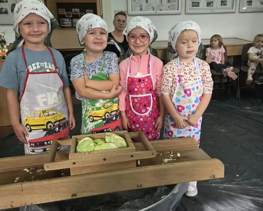 Przedszkolaki z Czacza kisiły kapustę w Izbie Regionalnej