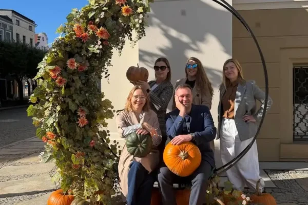 Jesienna instalacja na Rynku w Lesznie zaprasza do fotografowania i rywalizacji o nagrody
