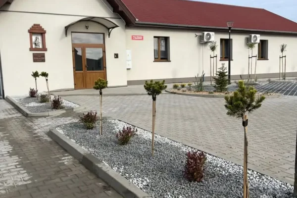 Nowe nasadzenia wokół sali wiejskiej w Zbarzewie – gmina Włoszakowice stawia na zieleń