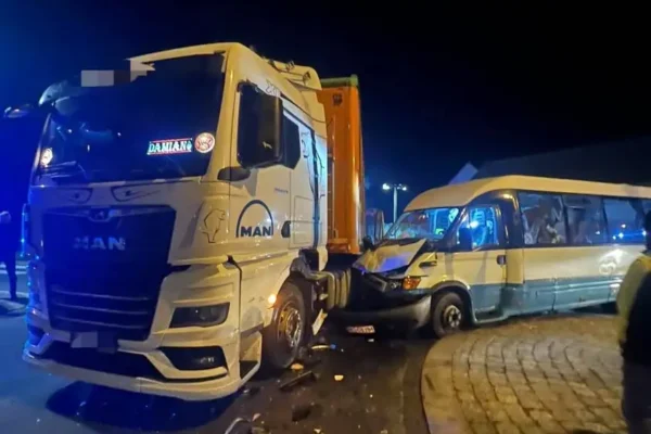 Poranny wyjazd OSP Włoszakowice do zdarzenia drogowego w Bukówcu Górnym