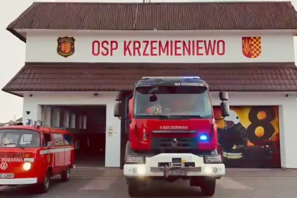 Hołd dla strażaków poległych w pożarze hali magazynowej – OSP Krzemieniewо włączyło się w uroczystość